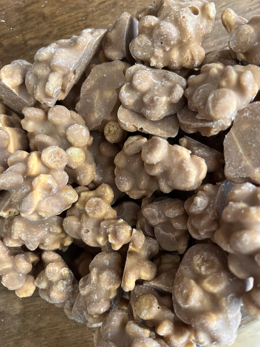 Cinnamon coloured white chocolate clusters with pieces of biscuit and chewy dried apple.